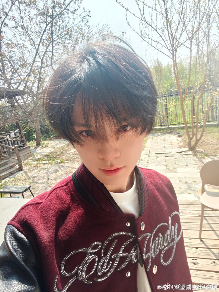 乐鱼中国体育-左航红色棒球服造型亮相，少年感十足|会好|天气|演唱会现场_新浪新闻